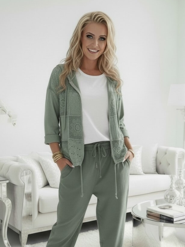 narzutka-bluza-boho-aurora-verdea-zielona-khaki-oversize-kaptur-koronka-szydelkowe-kwiaty-bawelna-elastan-kieszenie-troczek-wiosenna-narzutka-damska-butik-szykownia-2