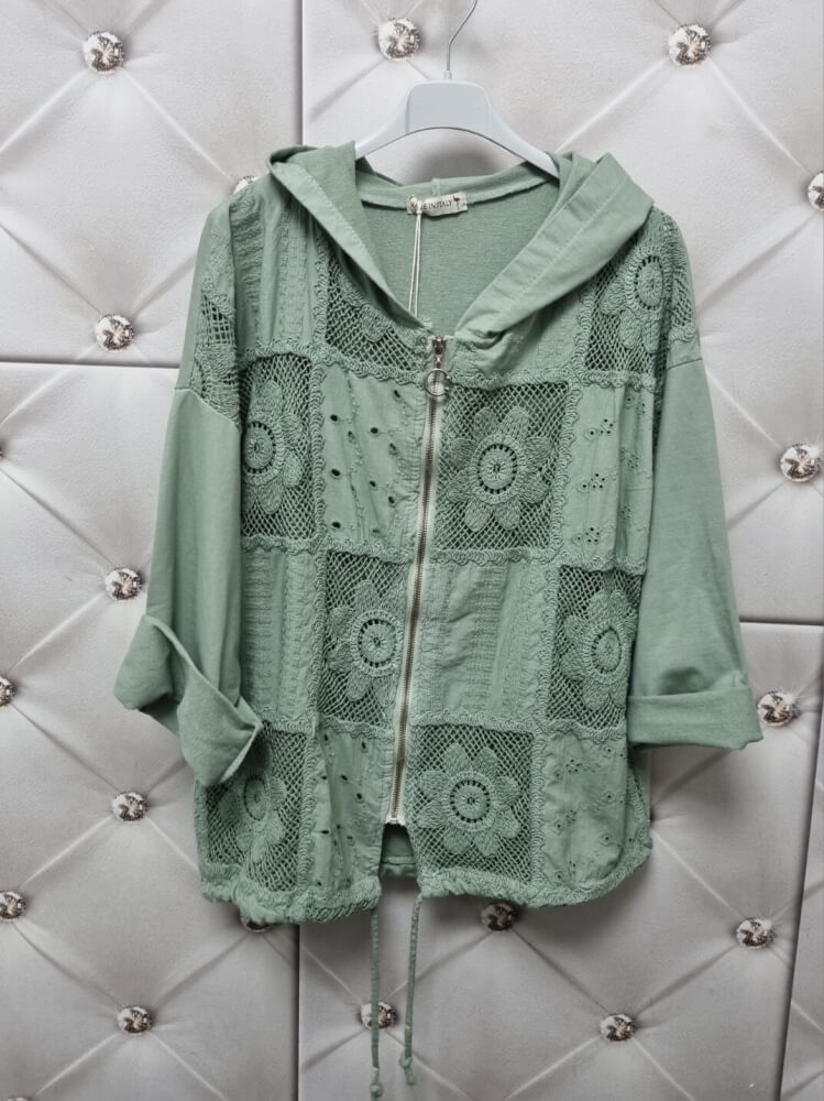 narzutka-bluza-boho-aurora-verdea-zielona-khaki-oversize-kaptur-koronka-szydelkowe-kwiaty-bawelna-elastan-kieszenie-troczek-wiosenna-narzutka-damska-butik-szykownia-7