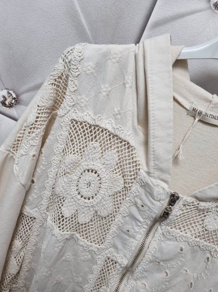 narzutka-bluza-boho-aurora-verdea-jasny-bez-oversize-kaptur-koronka-szydelkowe-kwiaty-bawelna-elastan-kieszenie-troczek-wiosenna-narzutka-damska-butik-szykownia-5