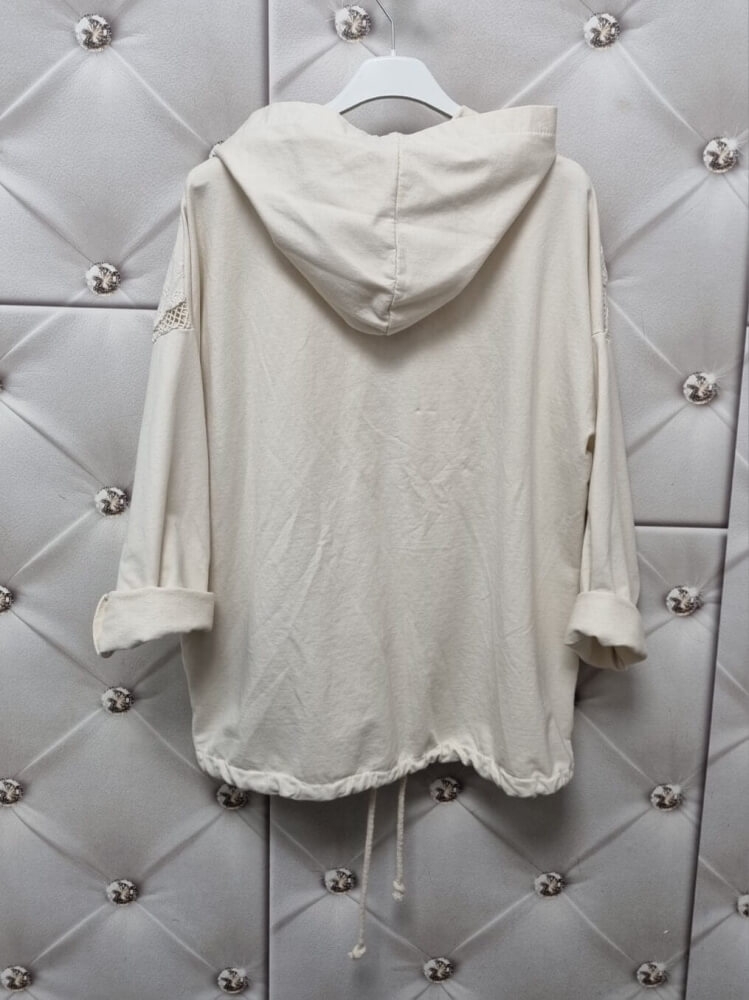 narzutka-bluza-boho-aurora-verdea-jasny-bez-oversize-kaptur-koronka-szydelkowe-kwiaty-bawelna-elastan-kieszenie-troczek-wiosenna-narzutka-damska-butik-szykownia-7