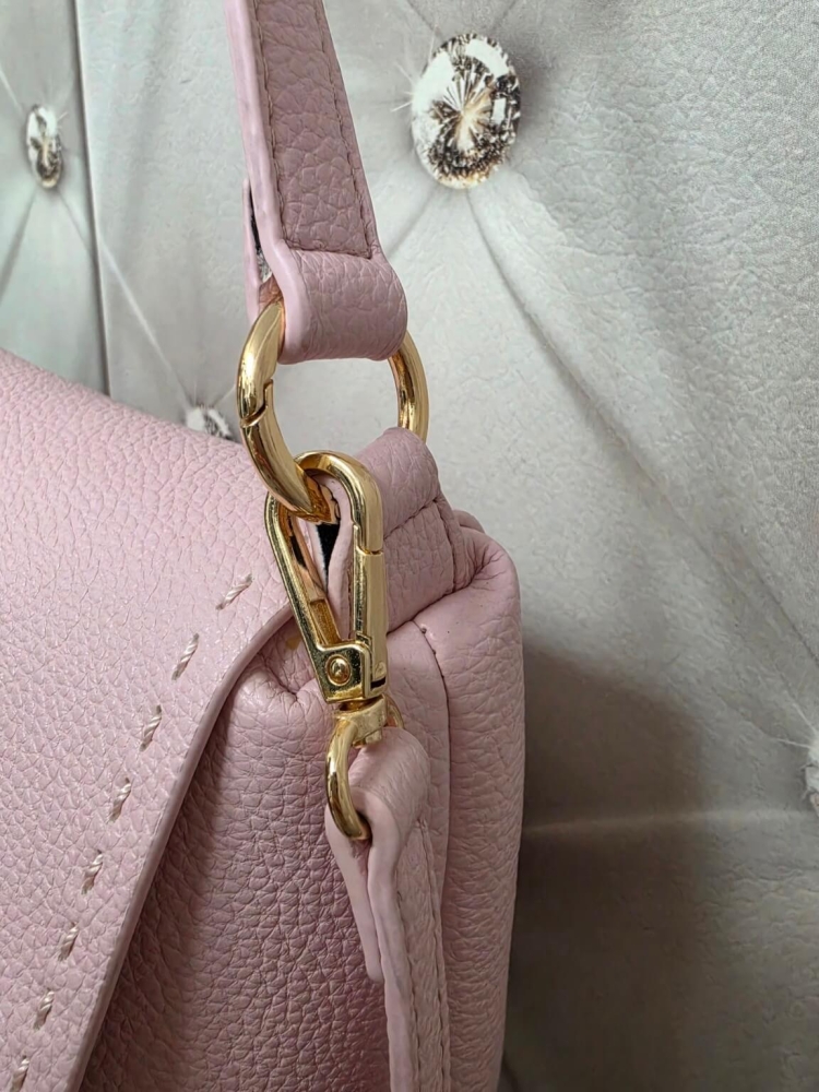 torebka-diana-co-dtl703-3-cukierkowy-roz-klapka-pasek-odpinany-zamek-zlote-okucia-kieszonki-damska-elegancka-faux-leather-butik-szykownia-8