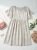 sukienka-almeria-jasny-bez-oversize-kwiaty-3d-falbanka-rozkloszowana-krotki-rekaw-wiskoza-poliester-wloska-modna-wiosna-lato-2026-lekka-kobieca-butik-szykownia-3