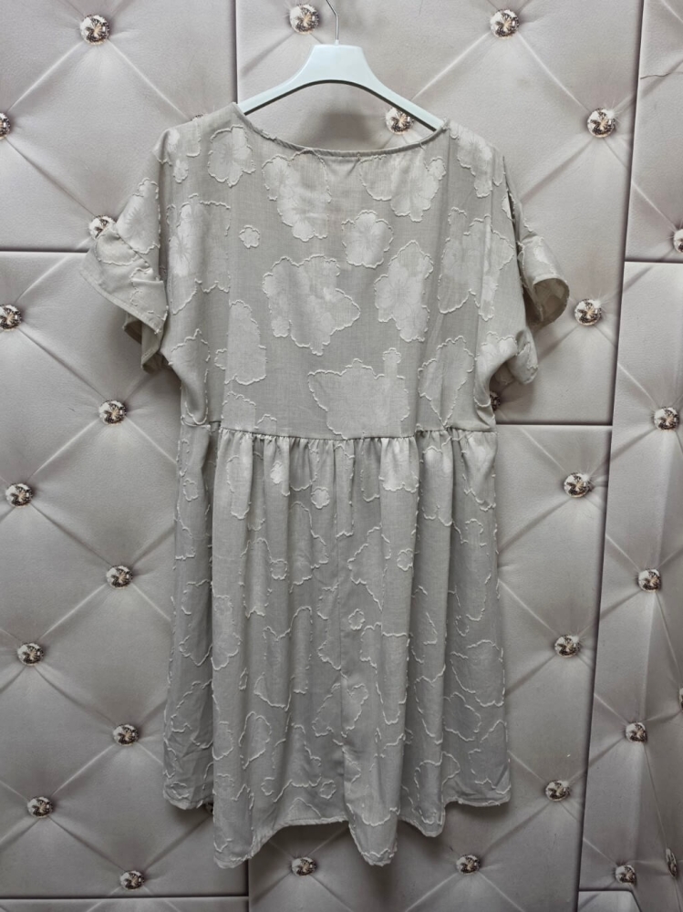 sukienka-almeria-jasny-bez-oversize-kwiaty-3d-falbanka-rozkloszowana-krotki-rekaw-wiskoza-poliester-wloska-modna-wiosna-lato-2026-lekka-kobieca-butik-szykownia-9