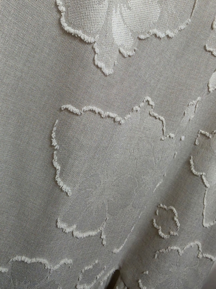 sukienka-almeria-jasny-bez-oversize-kwiaty-3d-falbanka-rozkloszowana-krotki-rekaw-wiskoza-poliester-wloska-modna-wiosna-lato-2026-lekka-kobieca-butik-szykownia-10