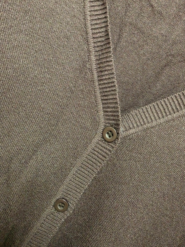 sweter-velmora-kardigan-dekolt-v-guziki-cienki-elastyczny-braz-czekoladowy-wiskoza-elegancki-casual-butik-szykownia-10