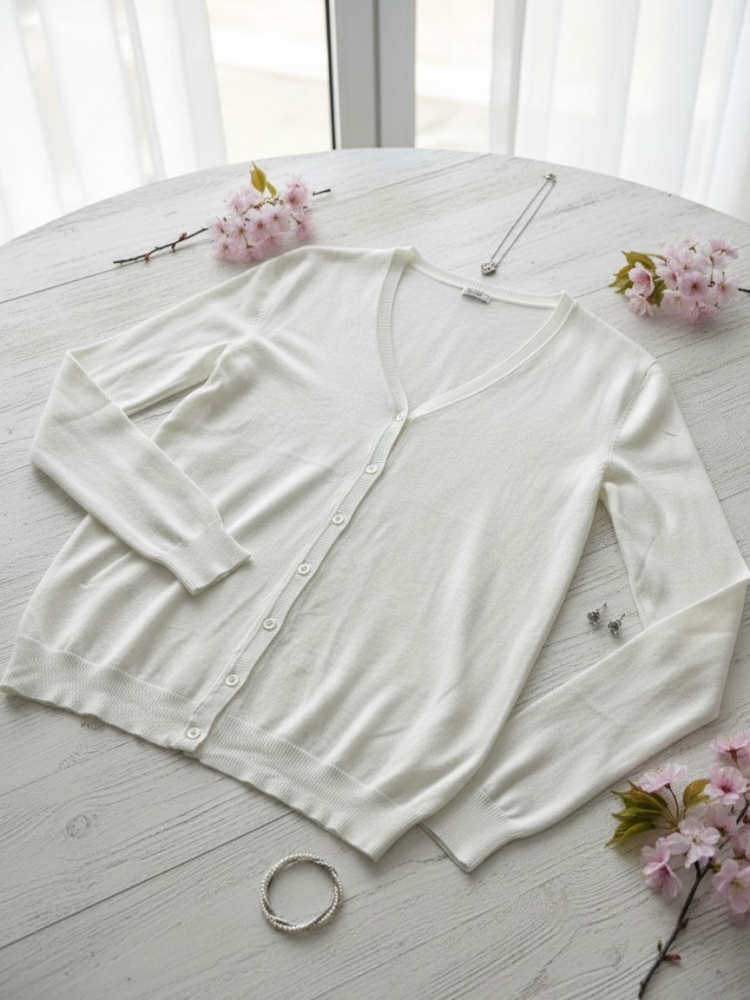 sweter-velmora-kardigan-dekolt-v-guziki-cienki-elastyczny-bialy-wiskoza-elegancki-casual-butik-szykownia-3