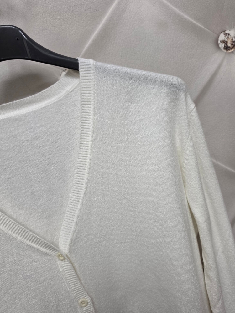 sweter-velmora-kardigan-dekolt-v-guziki-cienki-elastyczny-bialy-wiskoza-elegancki-casual-butik-szykownia-9
