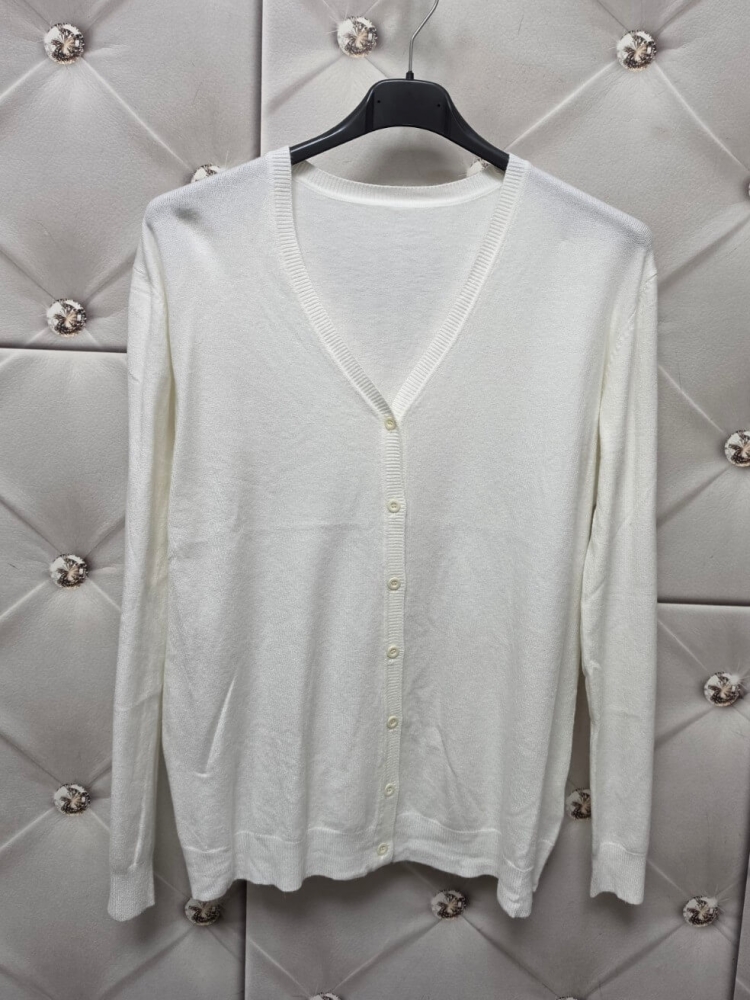 sweter-velmora-kardigan-dekolt-v-guziki-cienki-elastyczny-bialy-wiskoza-elegancki-casual-butik-szykownia-10