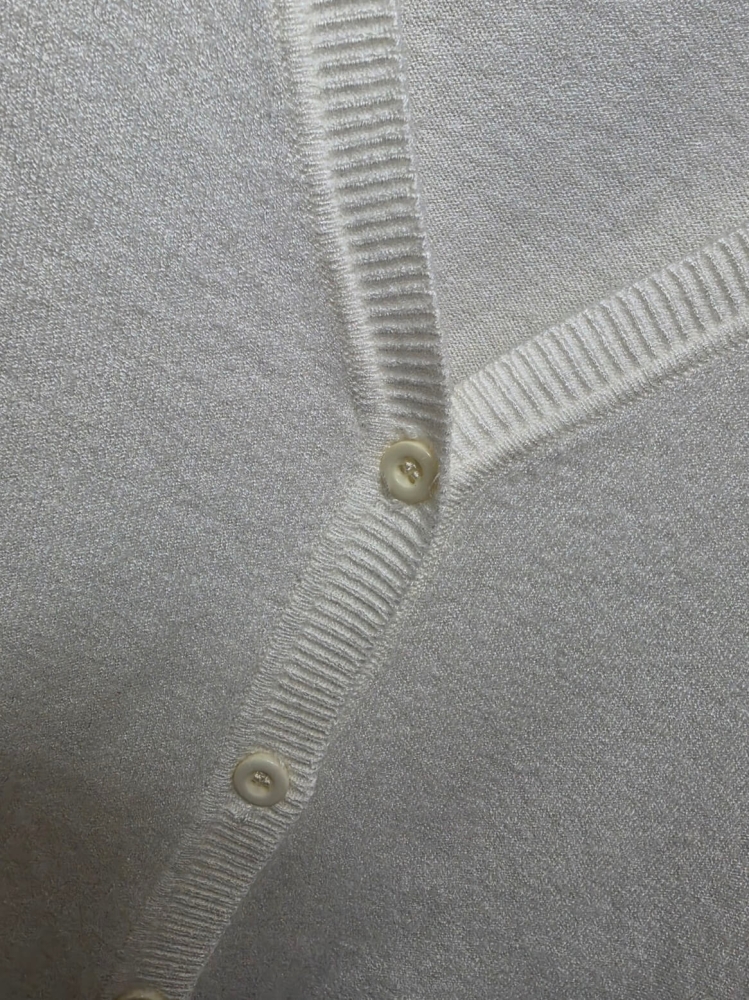 sweter-velmora-kardigan-dekolt-v-guziki-cienki-elastyczny-bialy-wiskoza-elegancki-casual-butik-szykownia-11
