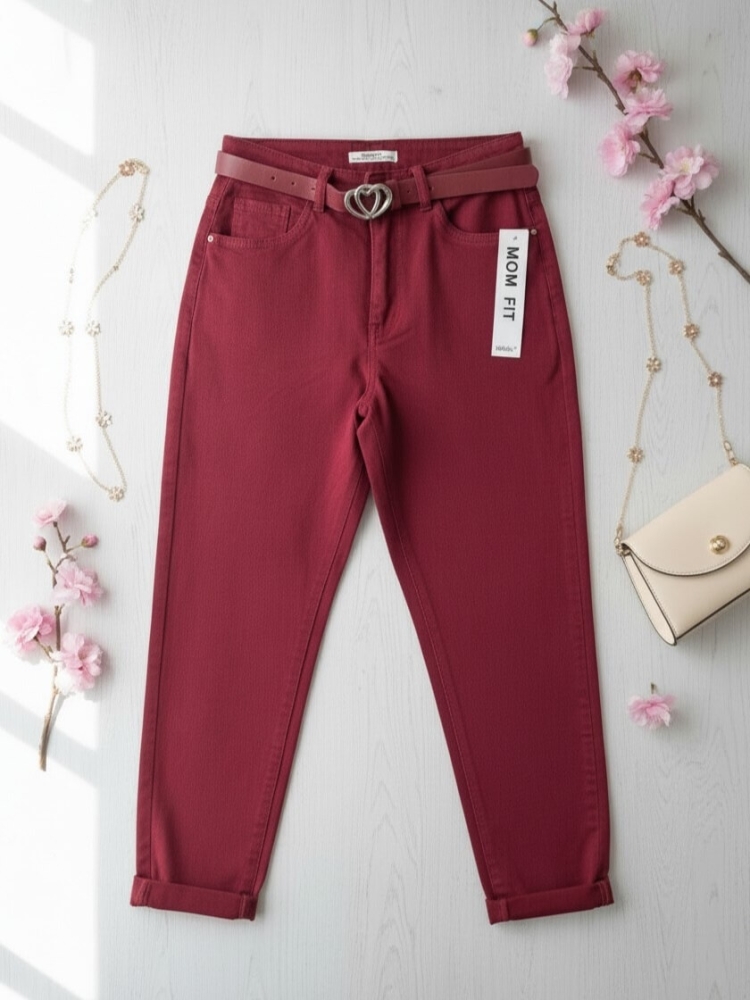 spodnie-jeansy-moon-girl-ks598-915-mom-fit-bordowe-elastyczne-cienkie-lekkie-z-paskiem-bordowym-serduszka-srebrne-butik-szykownia-3