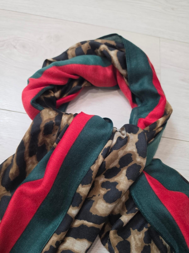 apaszka-szal-virella-panterka-zielono-czerwona-wiskoza-100-lekki-duzy-szal-modny-damski-elegancki-butik-szykownia-9