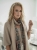 apaszka-szal-virella-bezowa-krata-paski-czarny-czerwony-taupe-ecru-wiskoza-lekka-elegancka-wiosenna-stylowa-butik-szykownia-8