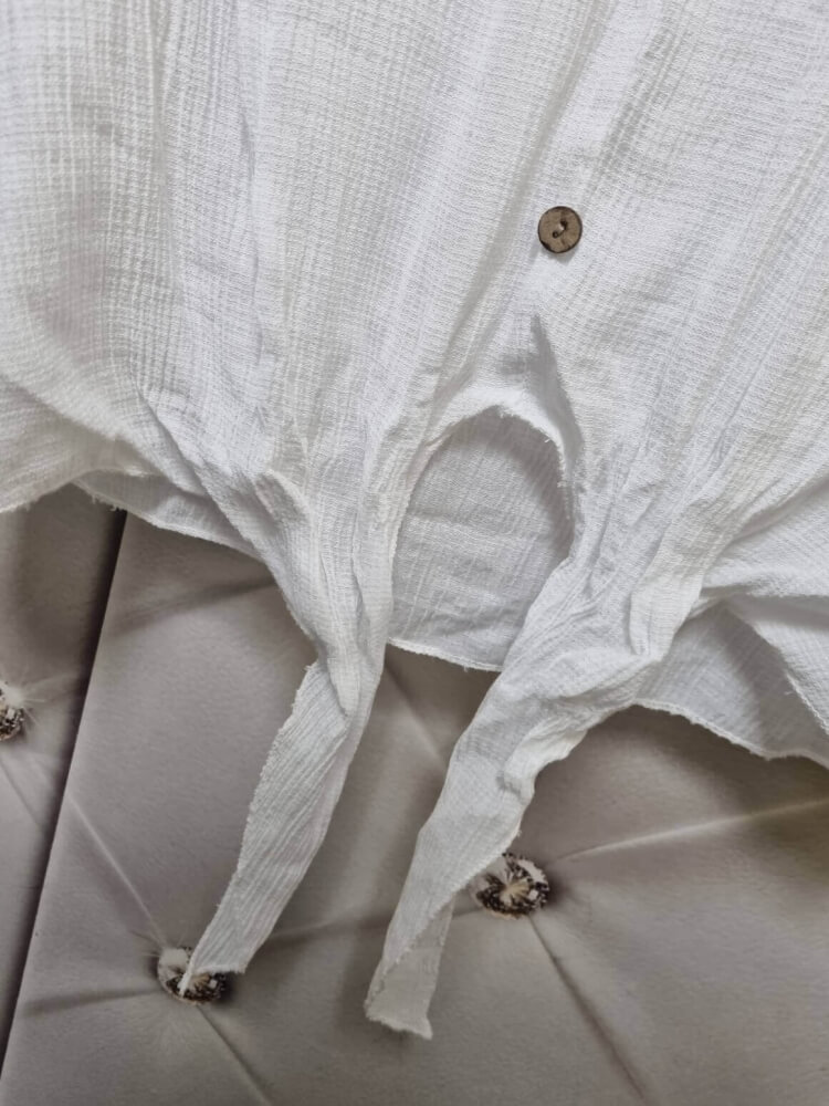 bluzka-pastello-biala-muslinowa-wiskoza-dekolt-v-wiazanie-na-dole-guziki-oversize-lekka-letnia-damska-butik-szykownia-12