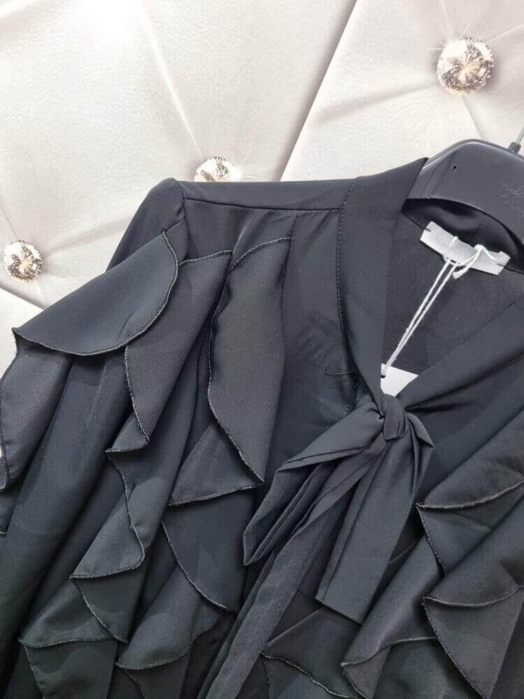 bluzka-koszula-rafallela-czarna-falbany-wiazanie-pod-szyja-wloska-produkcja-elegancka-koszulowa-damska-falbany-mankiety-guziki-uniwersalna-butik-szykownia-8