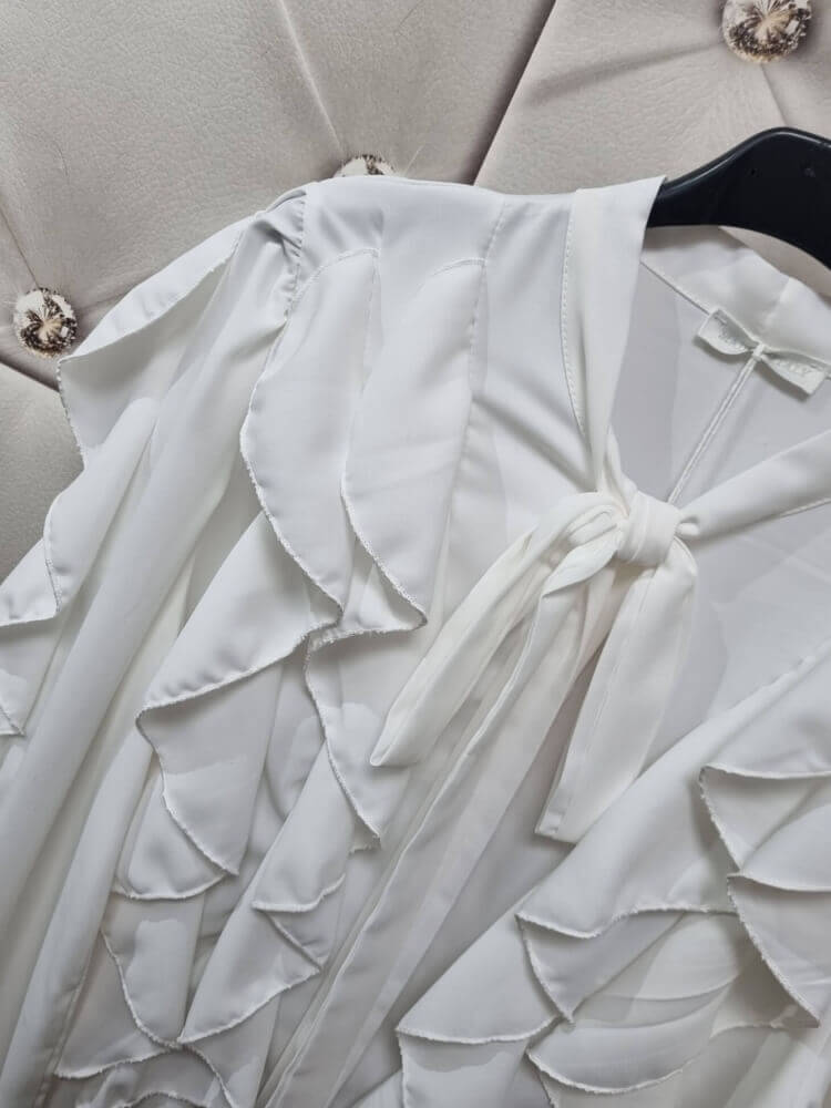 bluzka-koszula-rafallela-biala-falbany-wiazanie-pod-szyja-wloska-produkcja-elegancka-koszulowa-damska-falbany-mankiety-guziki-uniwersalna-butik-szykownia-8