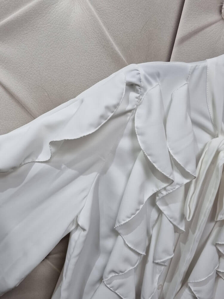 bluzka-koszula-rafallela-biala-falbany-wiazanie-pod-szyja-wloska-produkcja-elegancka-koszulowa-damska-falbany-mankiety-guziki-uniwersalna-butik-szykownia-10