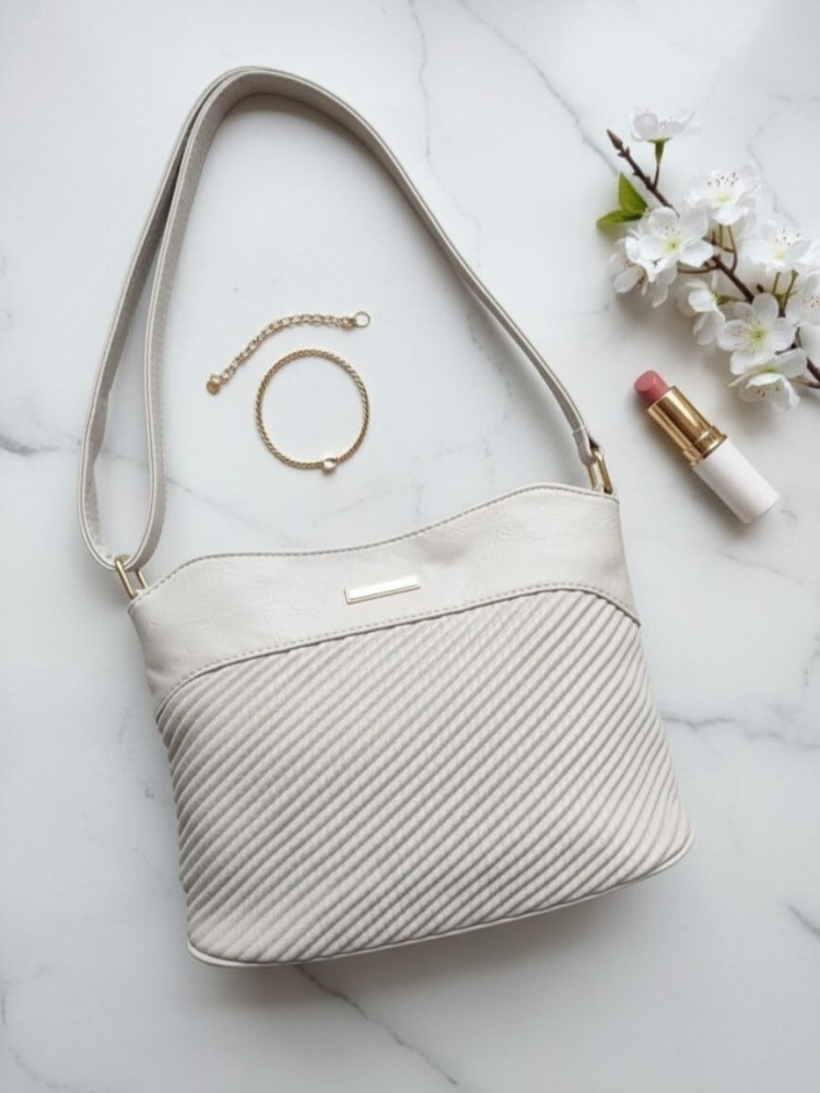 torebka-fashion-bags-l0103-2-jasny-bez-wpadajacy-w-ecru-listonoszka-damska-eko-skora-lekka-regulowany-pasek-zlote-okucia-kieszonka-na-zamek-elegancka-butik-szykownia-1