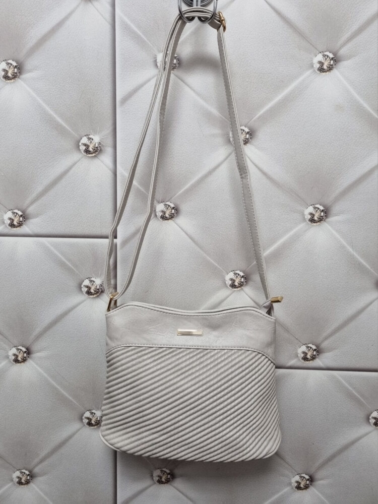 torebka-fashion-bags-l0103-2-jasny-bez-wpadajacy-w-ecru-listonoszka-damska-eko-skora-lekka-regulowany-pasek-zlote-okucia-kieszonka-na-zamek-elegancka-butik-szykownia-4