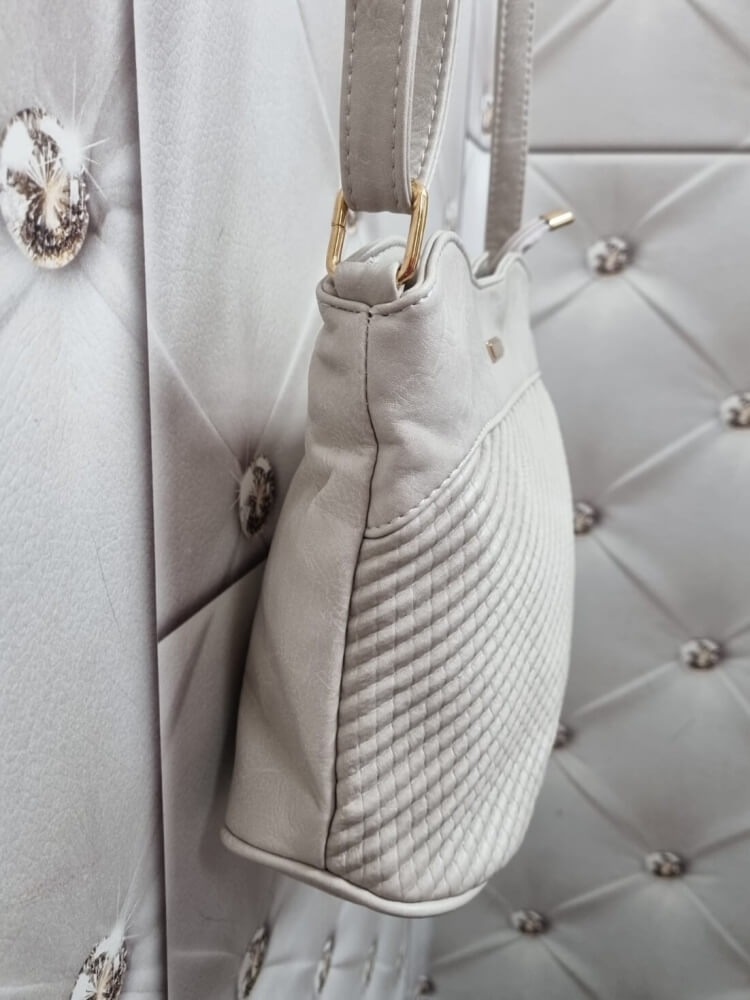 torebka-fashion-bags-l0103-2-jasny-bez-wpadajacy-w-ecru-listonoszka-damska-eko-skora-lekka-regulowany-pasek-zlote-okucia-kieszonka-na-zamek-elegancka-butik-szykownia-6