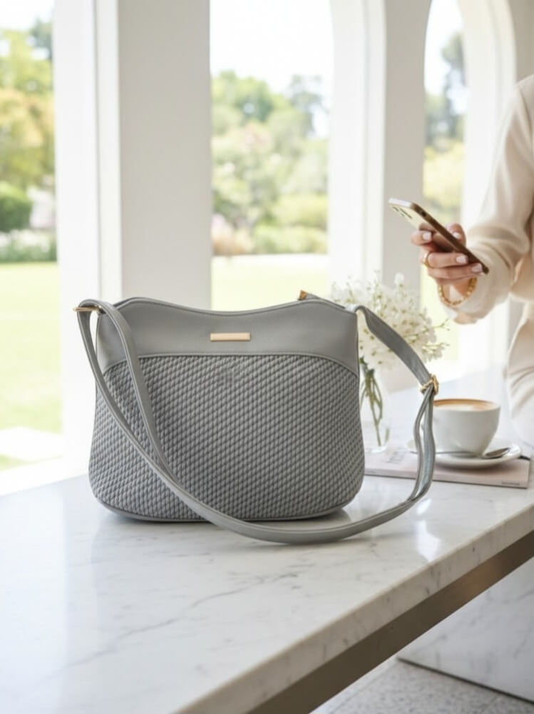 torebka-fashion-bags-l0103-2-jasna-szara-listonoszka-damska-eko-skora-lekka-regulowany-pasek-zlote-okucia-kieszonka-na-zamek-elegancka-na-co-dzien-butik-szykownia-1