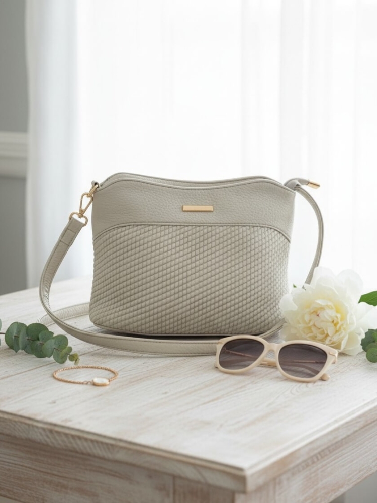 torebka-fashion-bags-l0103-2-jasna-bezowa-ecru-listonoszka-damska-eko-skora-lekka-regulowany-pasek-zlote-okucia-kieszonka-na-zamek-elegancka-na-co-dzien-butik-szykownia-1