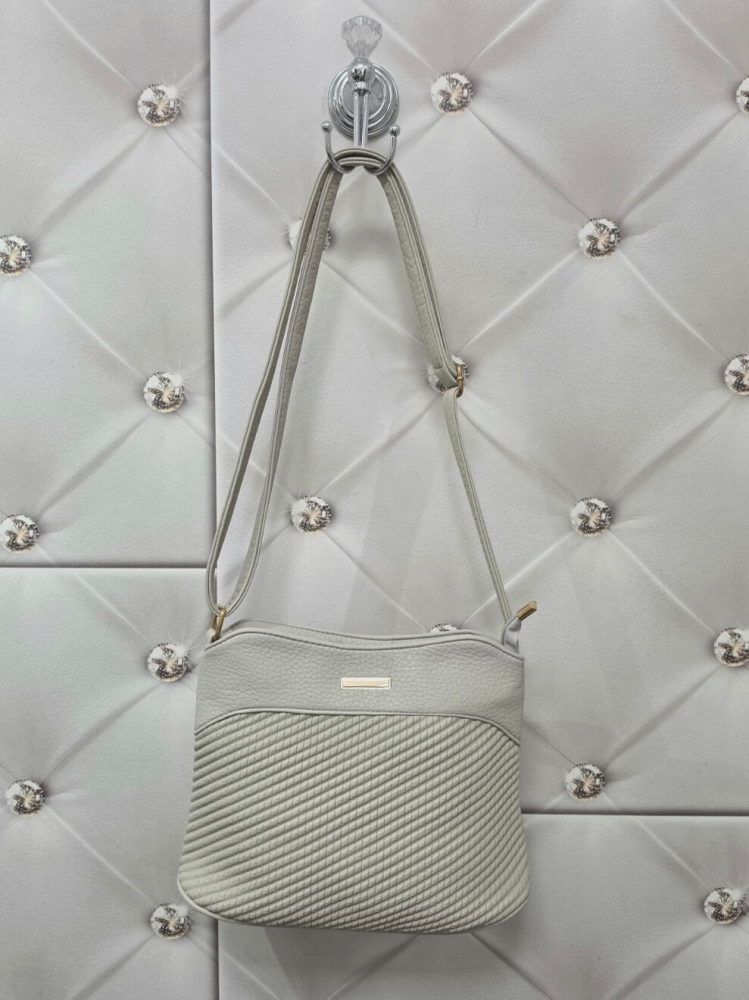 torebka-fashion-bags-l0103-2-jasna-bezowa-ecru-listonoszka-damska-eko-skora-lekka-regulowany-pasek-zlote-okucia-kieszonka-na-zamek-elegancka-na-co-dzien-butik-szykownia-3