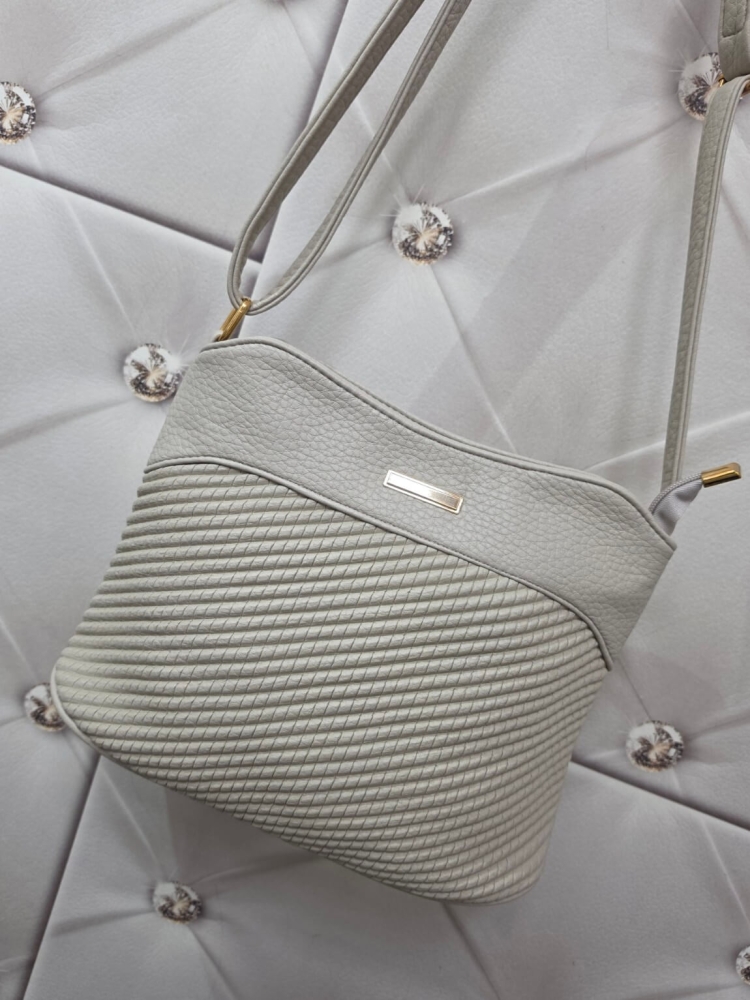 torebka-fashion-bags-l0103-2-jasna-bezowa-ecru-listonoszka-damska-eko-skora-lekka-regulowany-pasek-zlote-okucia-kieszonka-na-zamek-elegancka-na-co-dzien-butik-szykownia-4