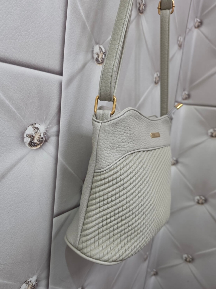 torebka-fashion-bags-l0103-2-jasna-bezowa-ecru-listonoszka-damska-eko-skora-lekka-regulowany-pasek-zlote-okucia-kieszonka-na-zamek-elegancka-na-co-dzien-butik-szykownia-5