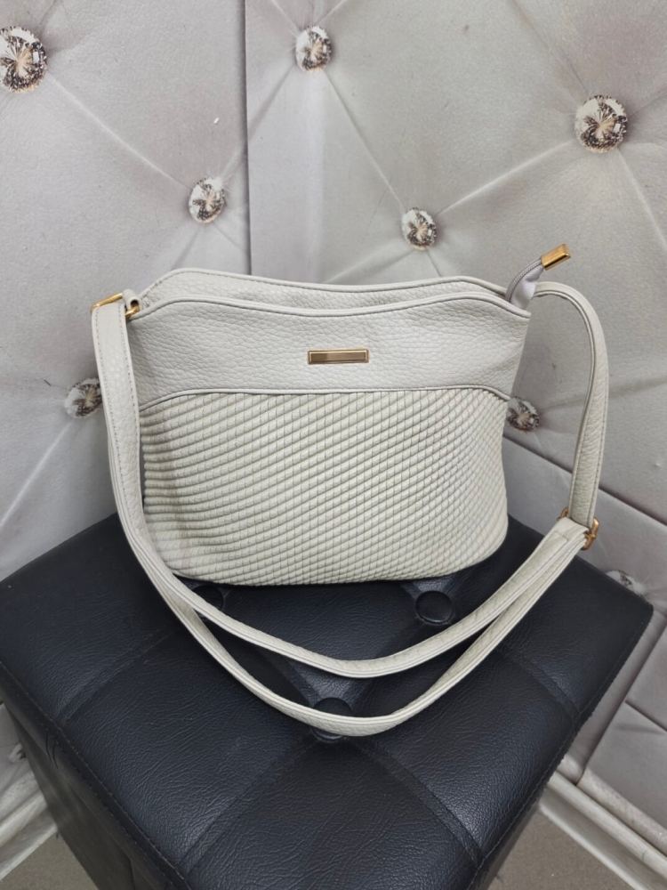 torebka-fashion-bags-l0103-2-jasna-bezowa-ecru-listonoszka-damska-eko-skora-lekka-regulowany-pasek-zlote-okucia-kieszonka-na-zamek-elegancka-na-co-dzien-butik-szykownia-7