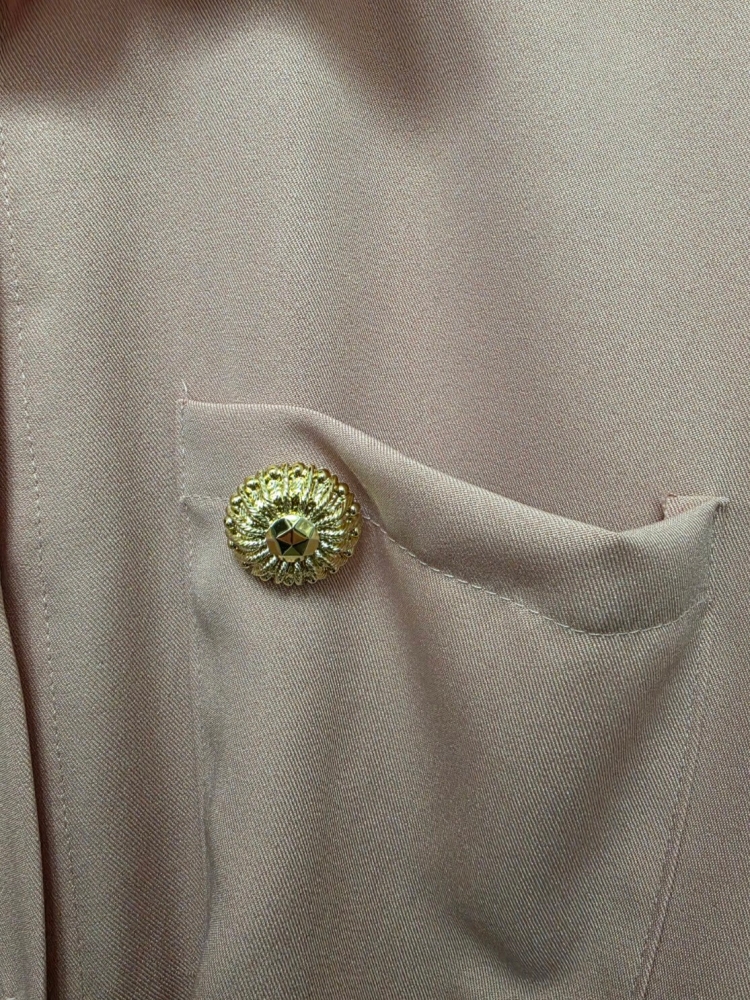 bluzka-koszula-pudrowy-roz-elegancka-wiazana-kolnierzyk-guziki-broszka-zlota-kieszonka-dluzszy-tyl-krotsze-boki-rekaw-na-guzik-poliester-wiskoza-uniwersalna-butik-szykownia-9