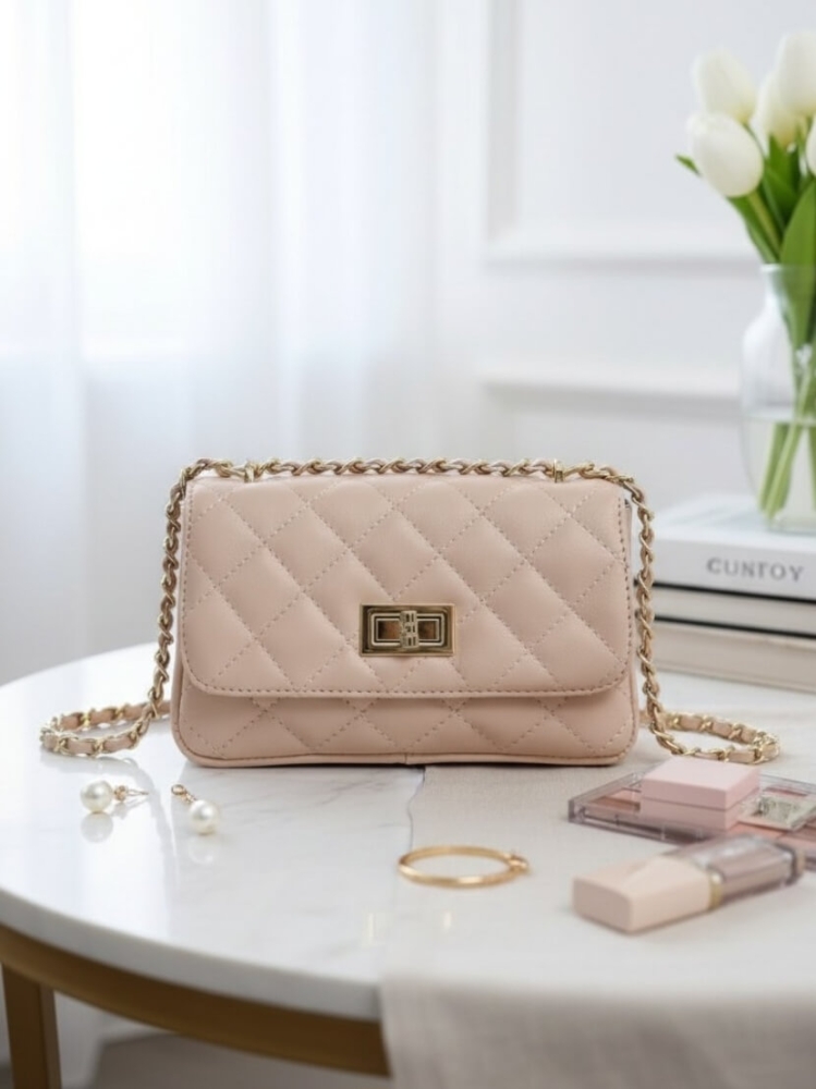 torebka-chanelka-pudrowy-roz-mala-listonoszka-pikowana-lancuszek-skora-licowa-zatrzask-elegancka-wloska-produkcja-zlote-okucia-modna-butik-szykownia-1