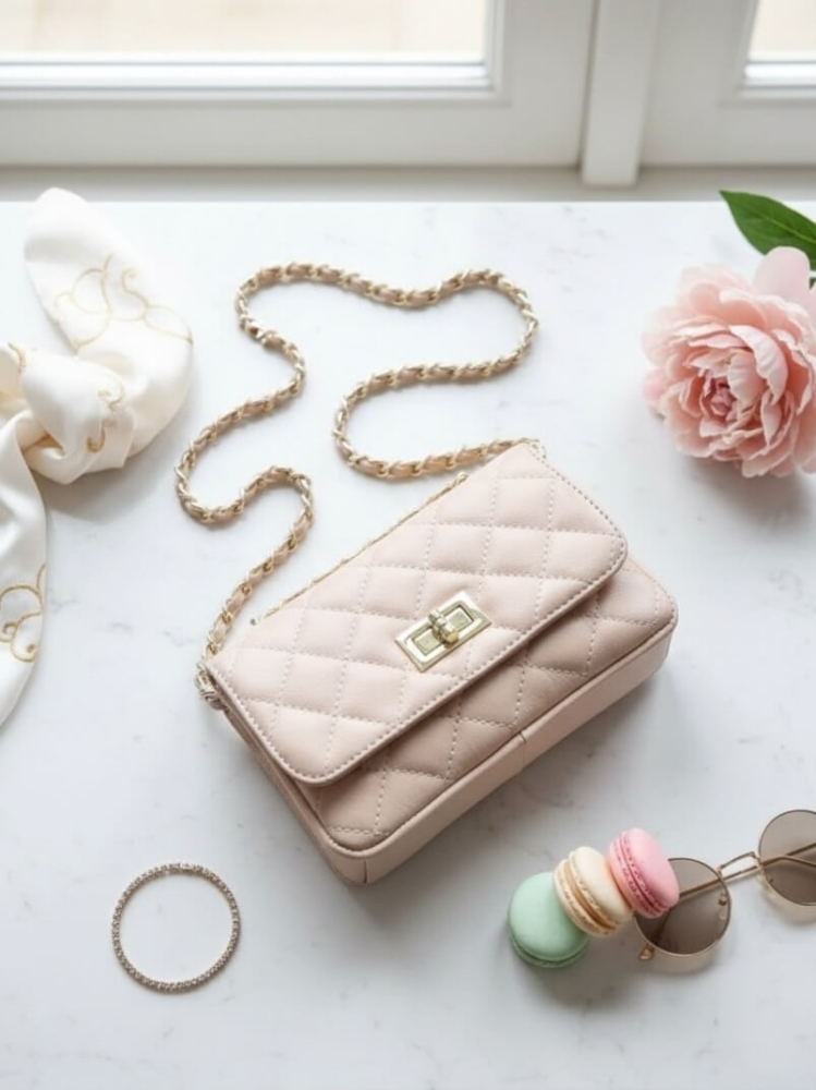 torebka-chanelka-pudrowy-roz-mala-listonoszka-pikowana-lancuszek-skora-licowa-zatrzask-elegancka-wloska-produkcja-zlote-okucia-modna-butik-szykownia-2