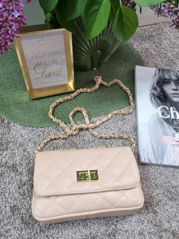 torebka-chanelka-pudrowy-roz-mala-listonoszka-pikowana-lancuszek-skora-licowa-zatrzask-elegancka-wloska-produkcja-zlote-okucia-modna-butik-szykownia-3