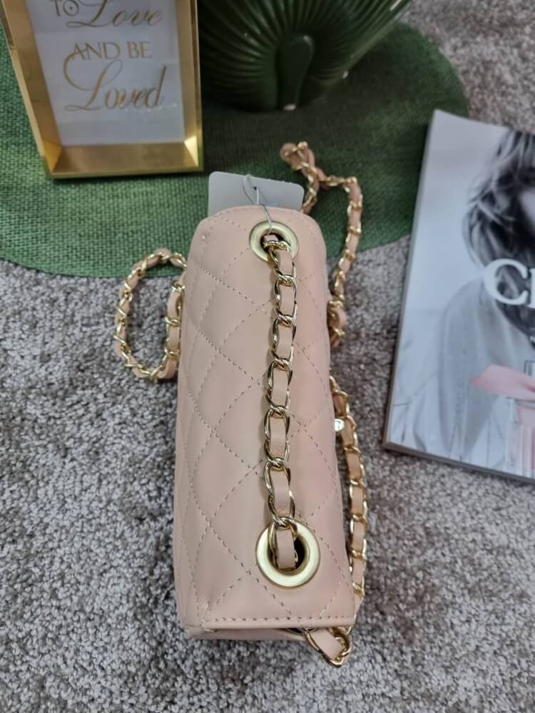 torebka-chanelka-pudrowy-roz-mala-listonoszka-pikowana-lancuszek-skora-licowa-zatrzask-elegancka-wloska-produkcja-zlote-okucia-modna-butik-szykownia-4