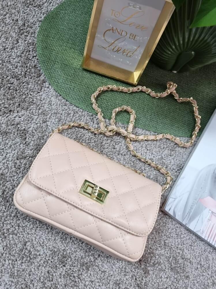 torebka-chanelka-pudrowy-roz-mala-listonoszka-pikowana-lancuszek-skora-licowa-zatrzask-elegancka-wloska-produkcja-zlote-okucia-modna-butik-szykownia-6