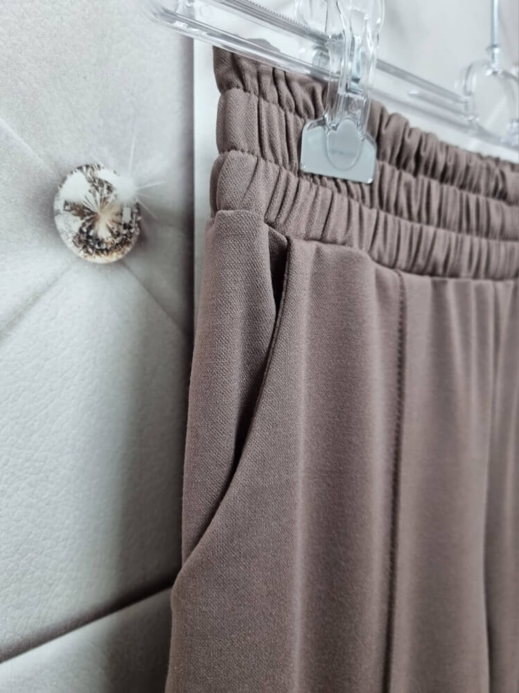 spodnie-galaxy-stayhere-zaszywka-dzwony-szwedy-mocca-brazowe-uniwersalne-sportowe-eleganckie-butik-szykownia-10