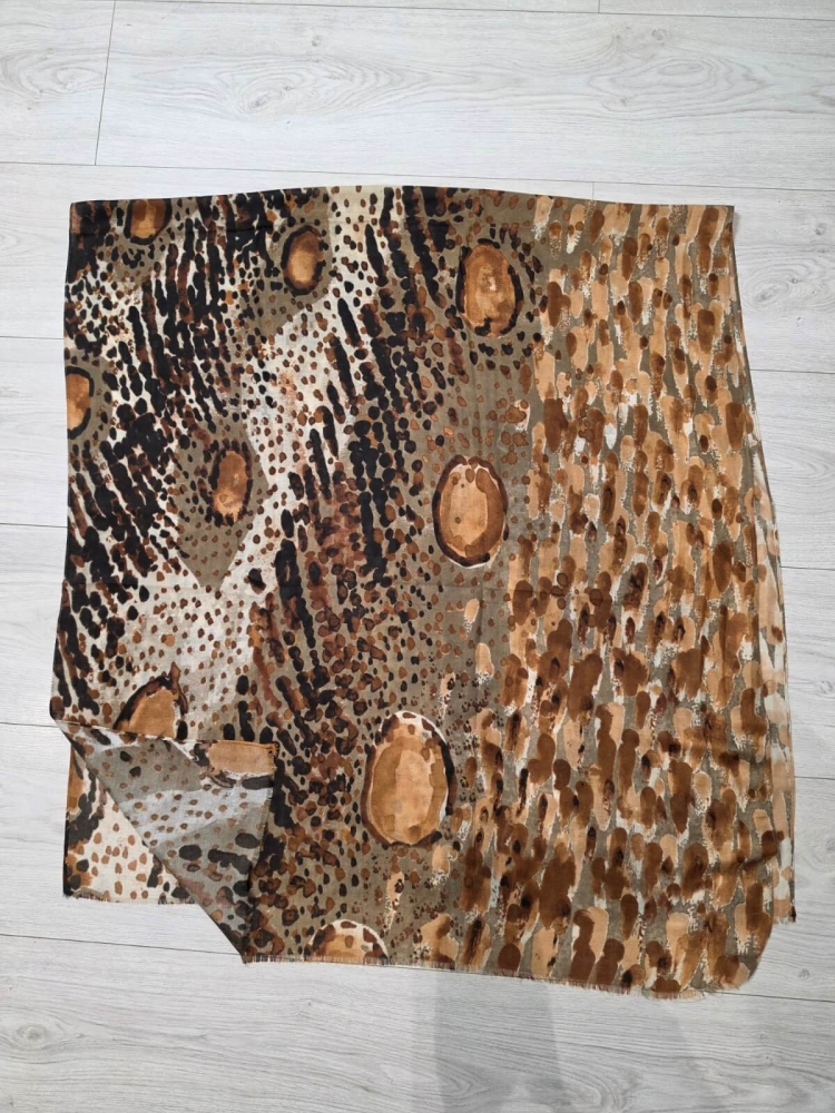 apaszka-szal-virella-panterka-braz-bez-czern-animal-print-lekki-szal-damski-wiskoza-elegancki-dodatek-wiosenny-modny-szal-butik-szykownia-16