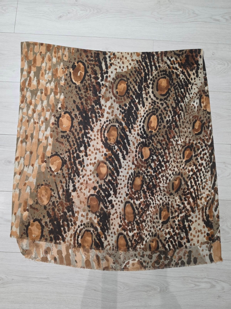 apaszka-szal-virella-panterka-braz-bez-czern-animal-print-lekki-szal-damski-wiskoza-elegancki-dodatek-wiosenny-modny-szal-butik-szykownia-8