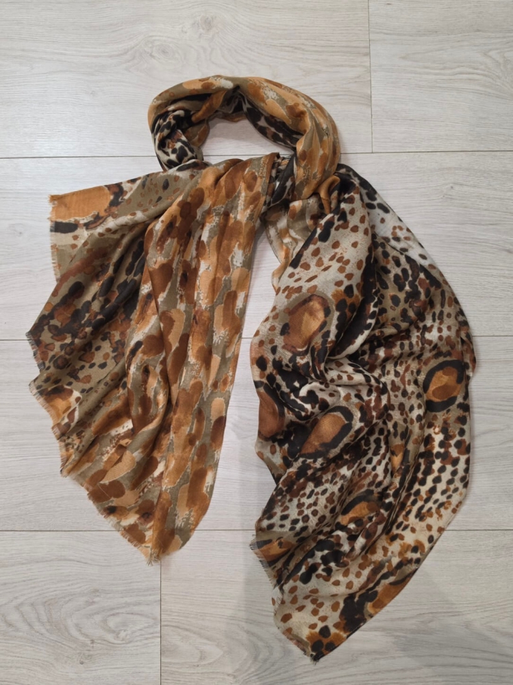 apaszka-szal-virella-panterka-braz-bez-czern-animal-print-lekki-szal-damski-wiskoza-elegancki-dodatek-wiosenny-modny-szal-butik-szykownia-11