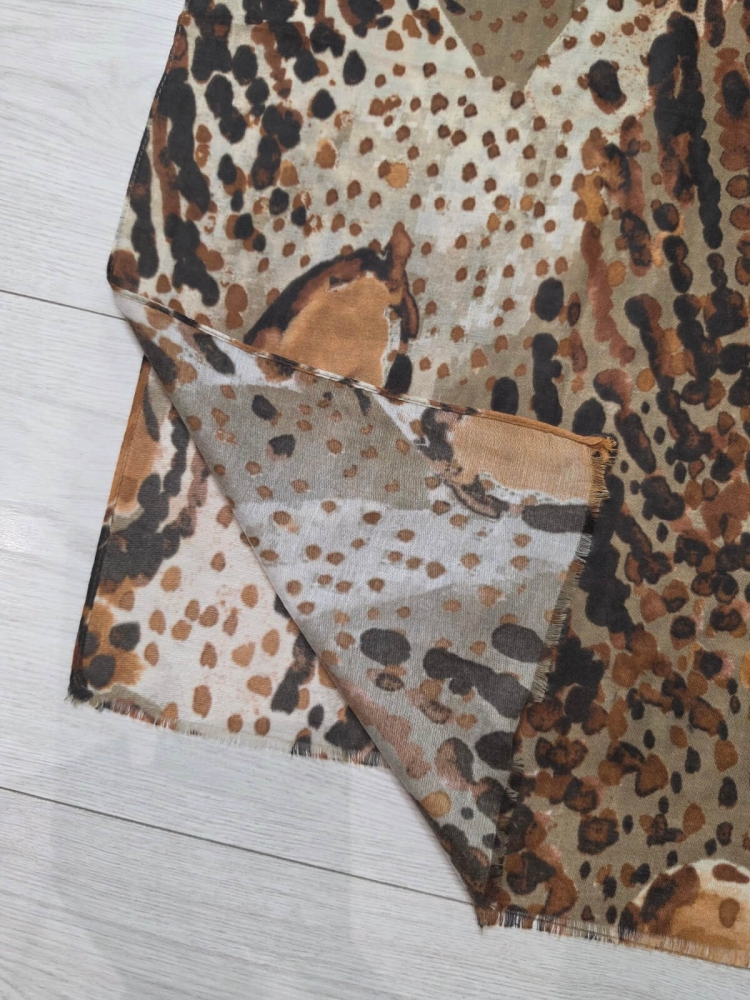 apaszka-szal-virella-panterka-braz-bez-czern-animal-print-lekki-szal-damski-wiskoza-elegancki-dodatek-wiosenny-modny-szal-butik-szykownia-14