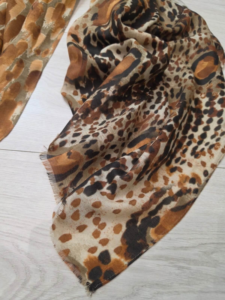 apaszka-szal-virella-panterka-braz-bez-czern-animal-print-lekki-szal-damski-wiskoza-elegancki-dodatek-wiosenny-modny-szal-butik-szykownia-15