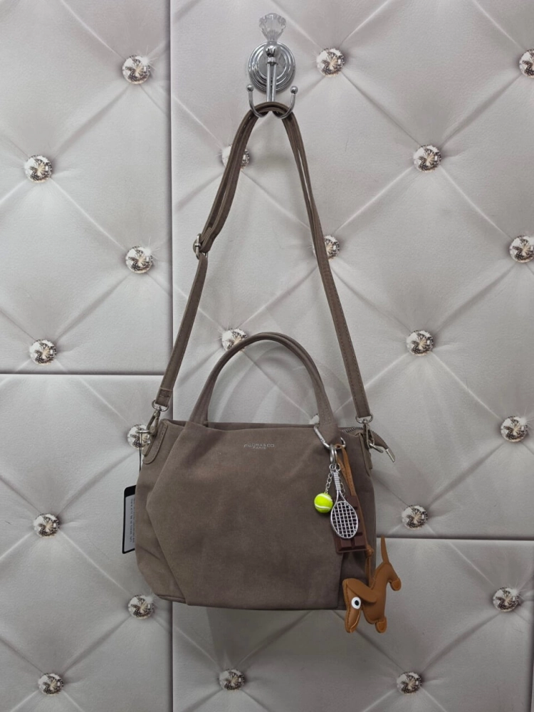 torebka-zamszowa-floraco-f7512-taupe-bezowa-elegancka-torebka-damska-na-ramie-do-reki-z-paskiem-regulowanym-zamek-kieszonki-breloczek-butik-szykownia-7