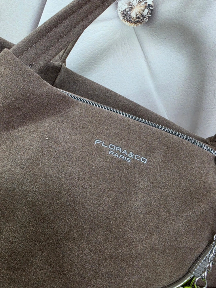 torebka-zamszowa-floraco-f7512-taupe-bezowa-elegancka-torebka-damska-na-ramie-do-reki-z-paskiem-regulowanym-zamek-kieszonki-breloczek-butik-szykownia-8