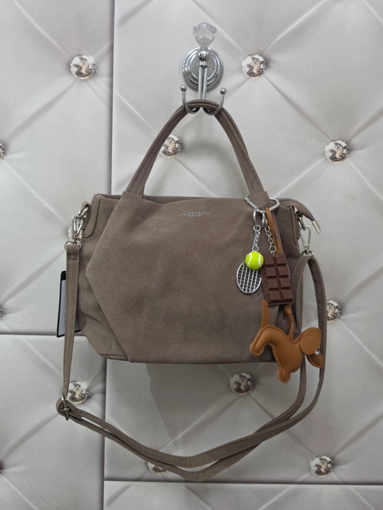 torebka-zamszowa-floraco-f7512-taupe-bezowa-elegancka-torebka-damska-na-ramie-do-reki-z-paskiem-regulowanym-zamek-kieszonki-breloczek-butik-szykownia-9
