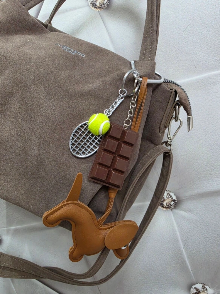 torebka-zamszowa-floraco-f7512-taupe-bezowa-elegancka-torebka-damska-na-ramie-do-reki-z-paskiem-regulowanym-zamek-kieszonki-breloczek-butik-szykownia-10