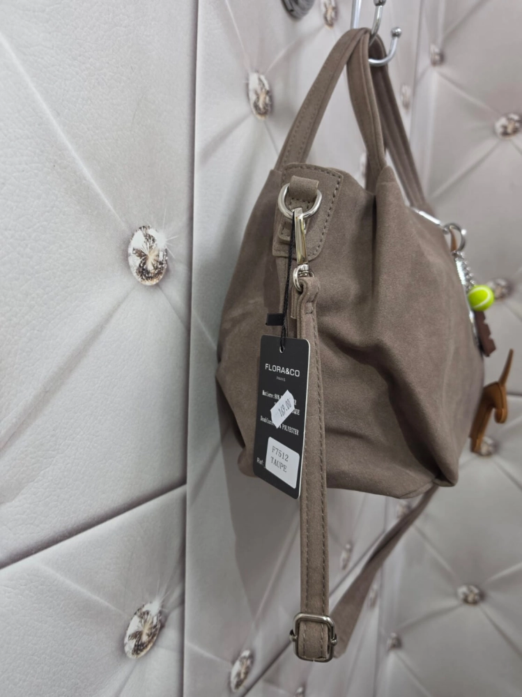torebka-zamszowa-floraco-f7512-taupe-bezowa-elegancka-torebka-damska-na-ramie-do-reki-z-paskiem-regulowanym-zamek-kieszonki-breloczek-butik-szykownia-11