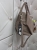 torebka-zamszowa-floraco-f7512-taupe-bezowa-elegancka-torebka-damska-na-ramie-do-reki-z-paskiem-regulowanym-zamek-kieszonki-breloczek-butik-szykownia-11