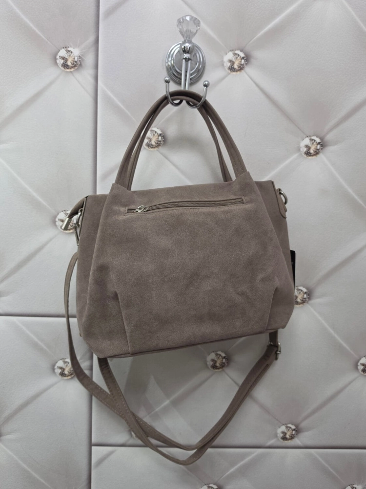 torebka-zamszowa-floraco-f7512-taupe-bezowa-elegancka-torebka-damska-na-ramie-do-reki-z-paskiem-regulowanym-zamek-kieszonki-breloczek-butik-szykownia-12