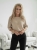 sweter-katrin-stayhere-bezowy-sweter-damski-nietoperz-dekolt-lodka-rekaw-do-lokcia-miekki-delikatny-dzianinowy-wysoka-jakosc-polska-produkcja-wiosenny-elegancki-codzienny-uniwersalny-rozmiar-butik-szykownia-5