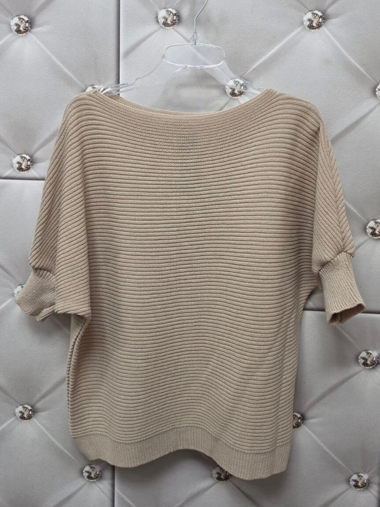 sweter-katrin-stayhere-bezowy-sweter-damski-nietoperz-dekolt-lodka-rekaw-do-lokcia-miekki-delikatny-dzianinowy-wysoka-jakosc-polska-produkcja-wiosenny-elegancki-codzienny-uniwersalny-rozmiar-butik-szykownia-7